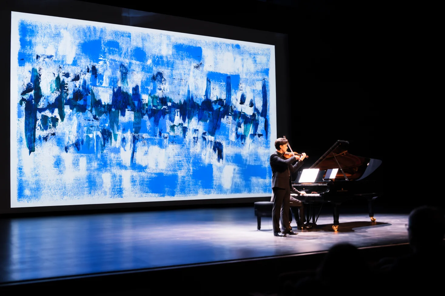 Un concert-exposition réunissant violon, piano et une peinture d’Eunju Park projetée sur scène