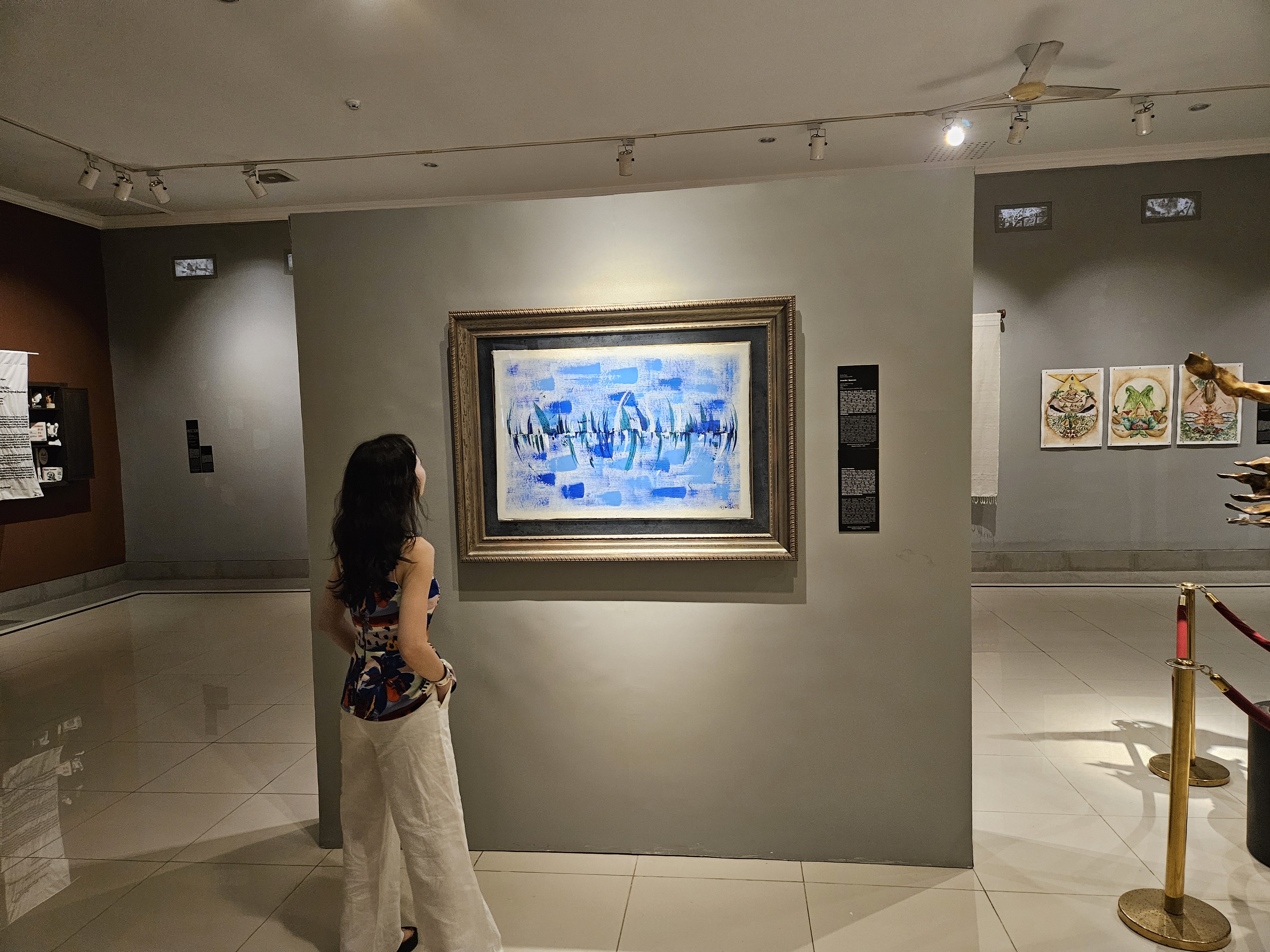 Eunju Park regardant Swanlike au Museum Pasifika