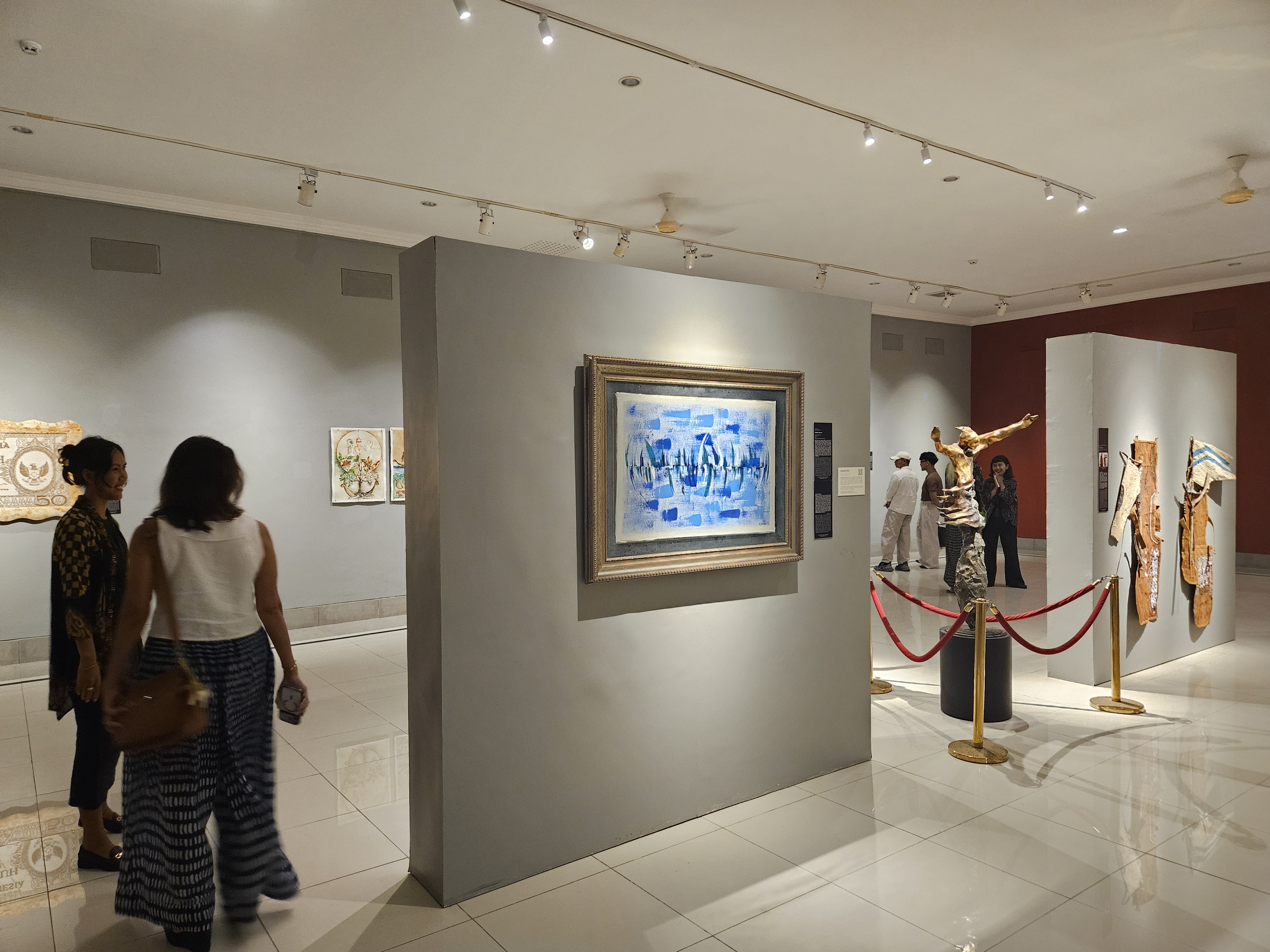 Visiteurs dans la salle de Swanlike