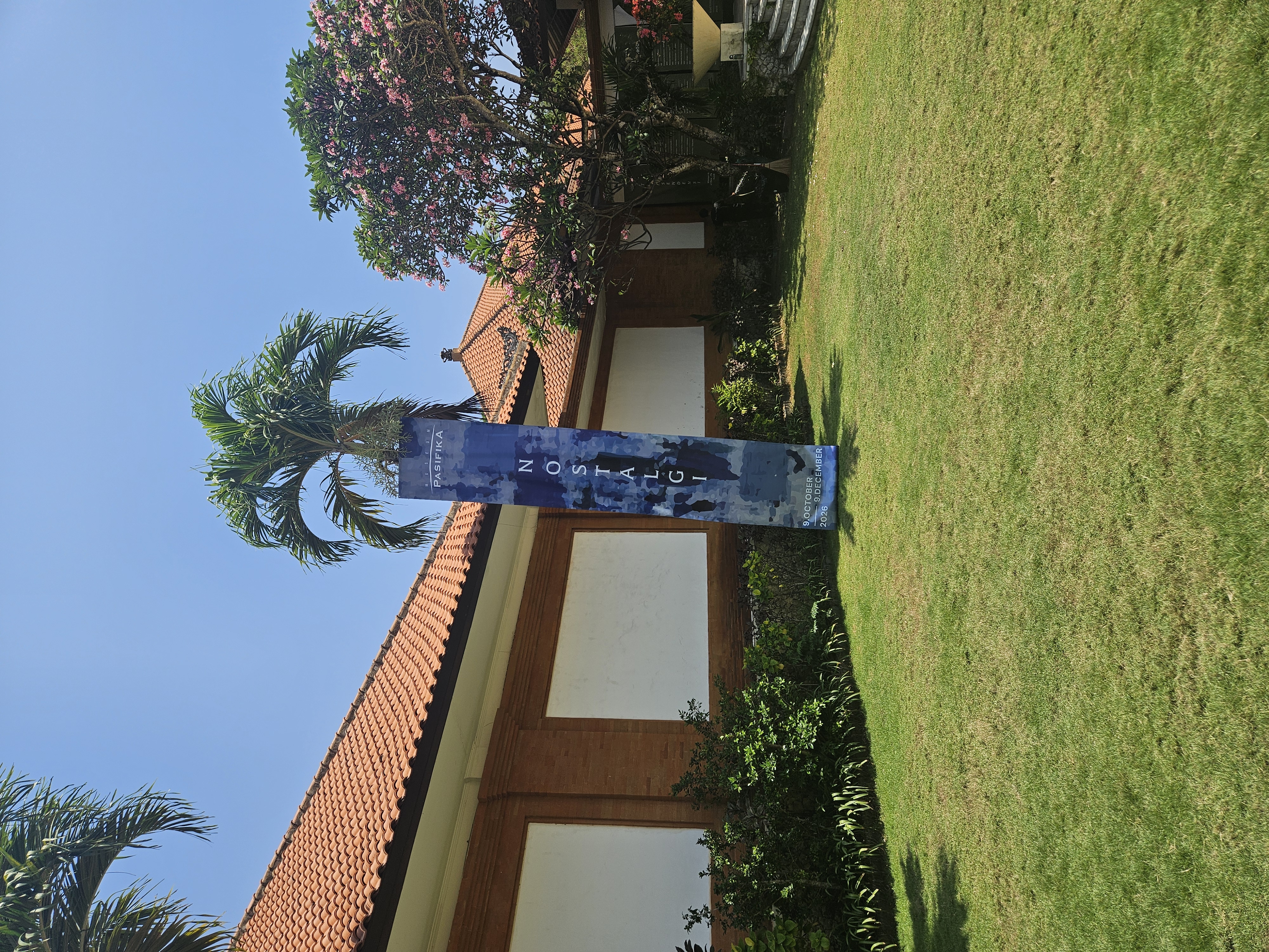 Bannière inspirée de Swanlike dans le jardin du Museum Pasifika