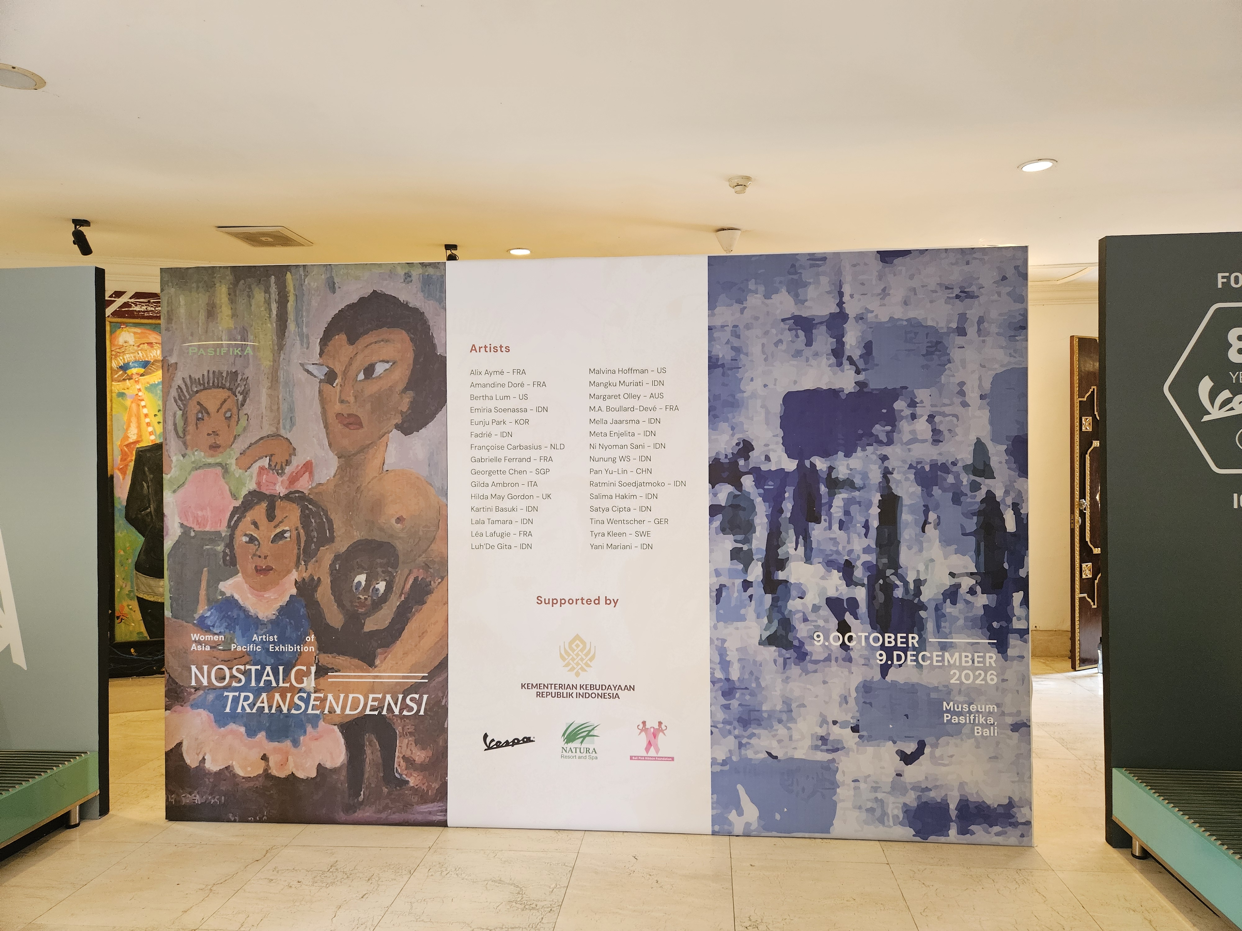 Panneau de l’exposition avec un détail de Swanlike et la liste des artistes