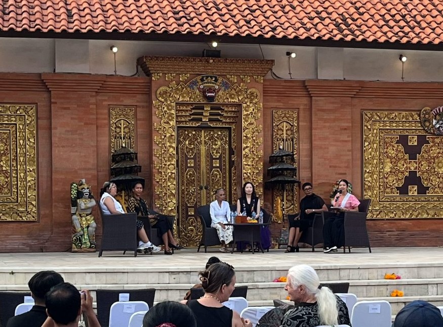 Eunju Park pendant l’Artist Talk organisé en extérieur au Museum Pasifika