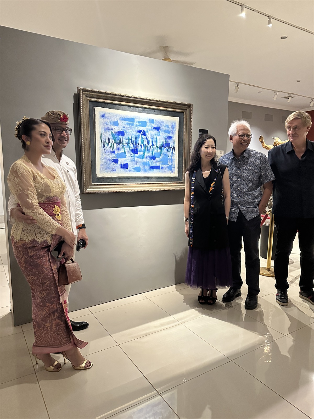 Giring Ganesha Djumaryo, Eunju Park, l’architecte du Museum Pasifika Nyoman Popo Priyatna Danes et Philippe Augier devant Swanlike lors de l’inauguration